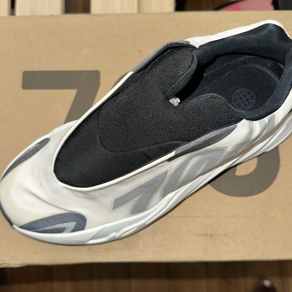 AUTHENTIC YEEZY MNVN 700, MENS 7.5. WMNS 8/8.5 NWT - Picture 3 of 15